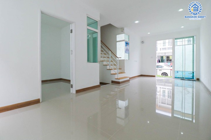 ทาวน์เฮ้าส์มือสอง โครงการ โกลเด้นซิตี้ ปิ่นเกล้า-จรัญสนิทวงศ์ เนื้อที่ 18.50 ตร.ว. ฟังก์ชัน 3 ห้องนอน 2 ห้องน้ำ 1 ที่จอดรถ บ้านสภาพสวย พร้อมเข้าอยู่ ทำเลดีเชื่อมต่อถ.บางกรวย-ไทรน้อย, ราชพฤกษ์, นครอินทร์ ใกล้รถไฟฟ้าสายสีแดงอ่อน "สถานีบางบำหรุ" สายสีน้ำเงิน "สถานีบางอ้อ" และใกล้จุดขึ้นทางด่วน "ศรีรัช"